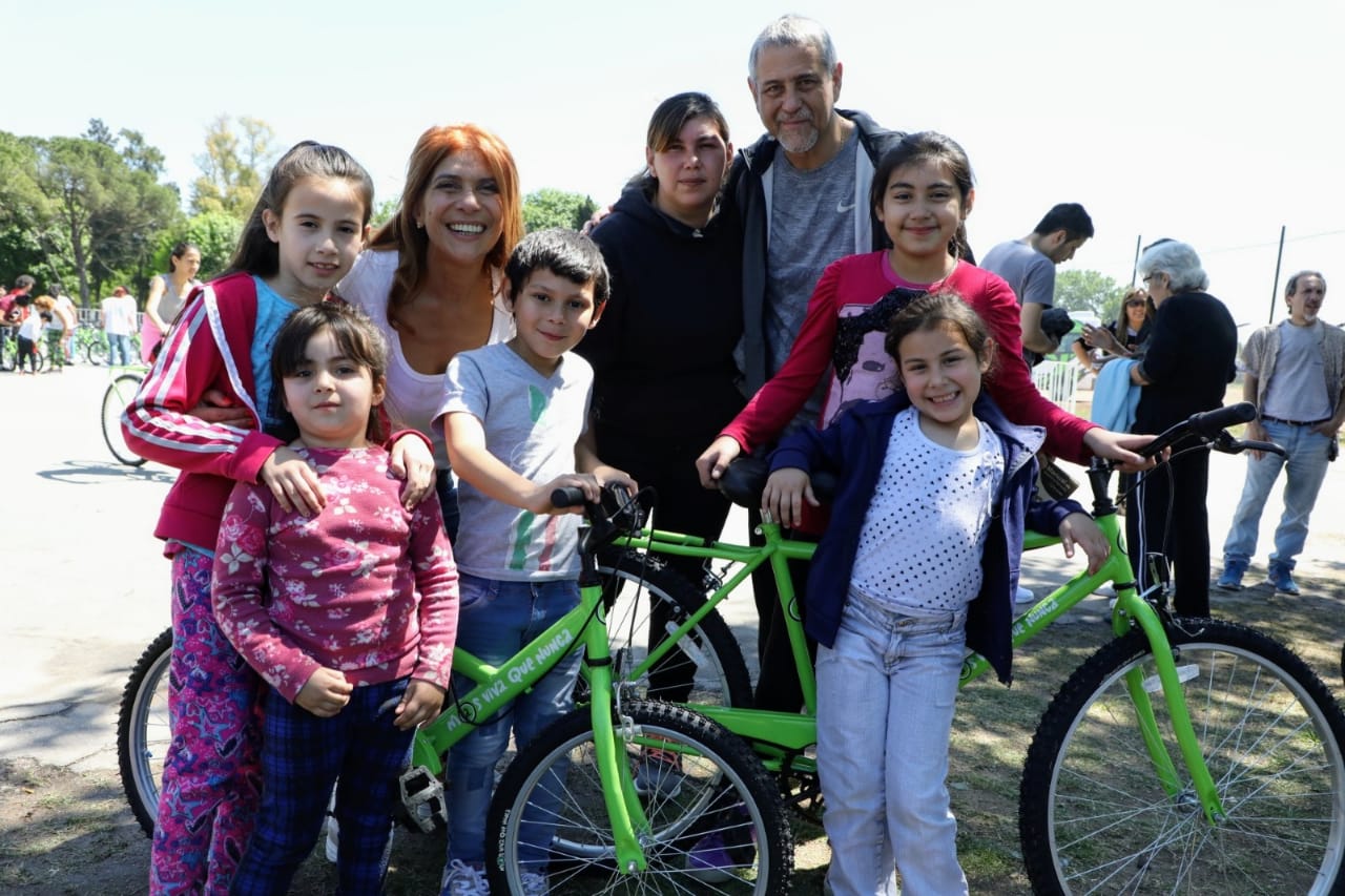 Más de 1.347 chicas y chicos de escuelas públicas ya recibieron sus bicicletas