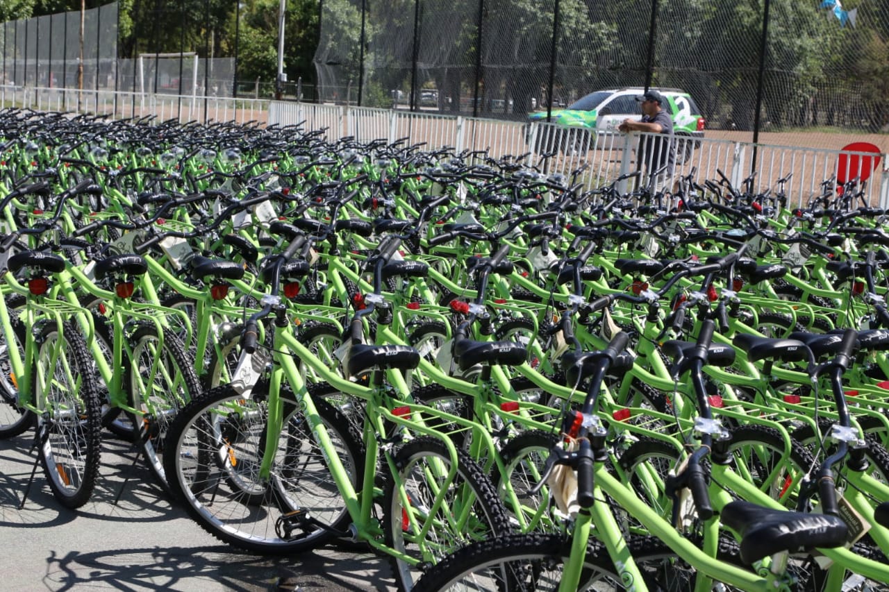 Más de 1.347 chicas y chicos de escuelas públicas ya recibieron sus bicicletas