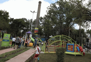 El Municipio renovó dos plazas: nuevos juegos, iluminación y wifi gratis