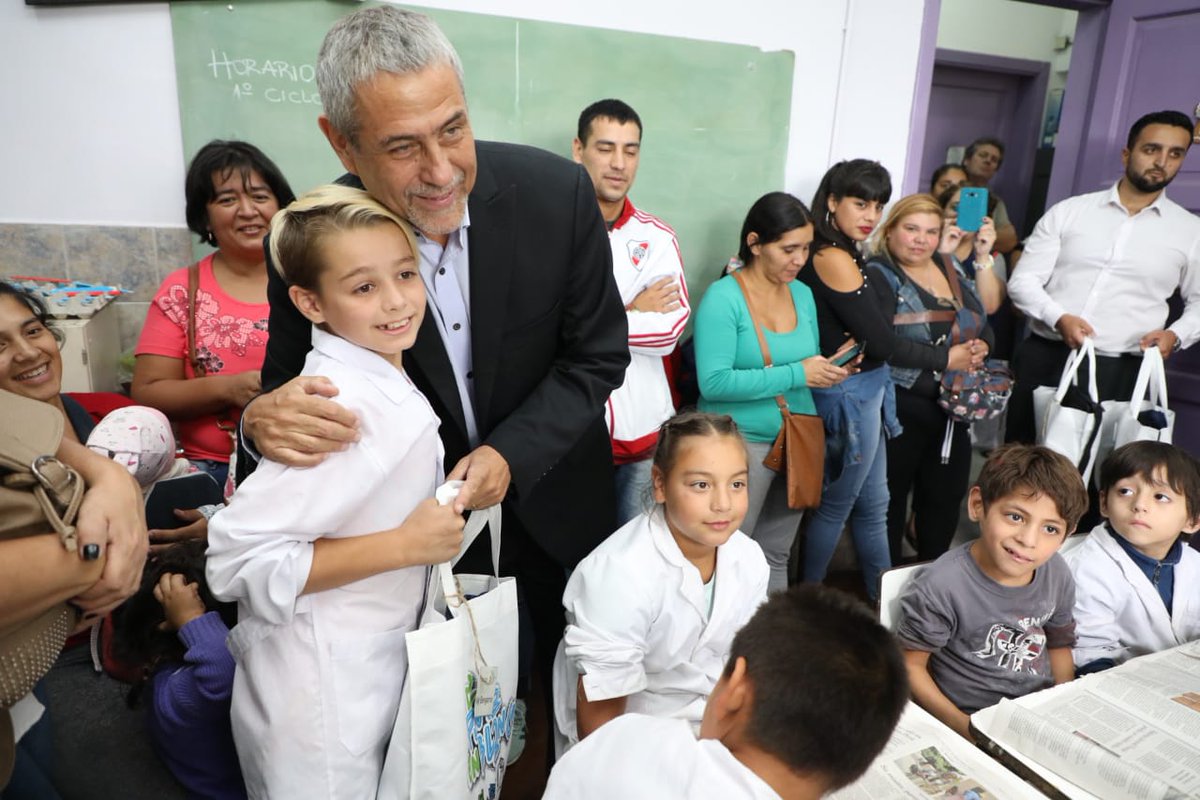 “De Punta en Blanco”: estudiantes de escuelas especiales recibieron guardapolvo, mochila y zapatillas