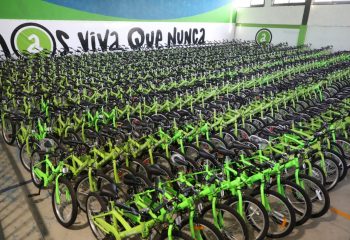 Más de 500 niñxs de primer grado de escuelas públicas de Avellaneda recibieron sus bicicletas