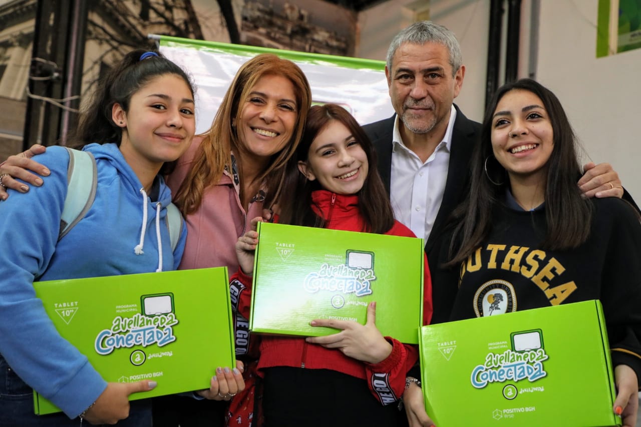Ferraresi anunció que el municipio instalará wifi en todas las escuelas de Avellaneda