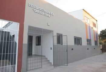 Ferraresi inauguró el edificio anexo de la Secundaria N° 28 y las obras de la Primaria N° 3 en Villa Domínico