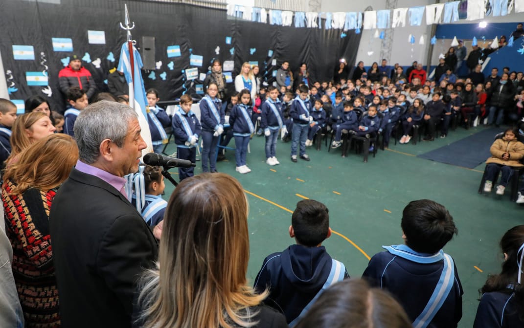 Ferraresi participó de la promesa a la Bandera Nacional en una escuela de Wilde