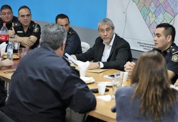 Ferraresi se reunió con las autoridades policiales y entregó aportes económicos a las comisarías