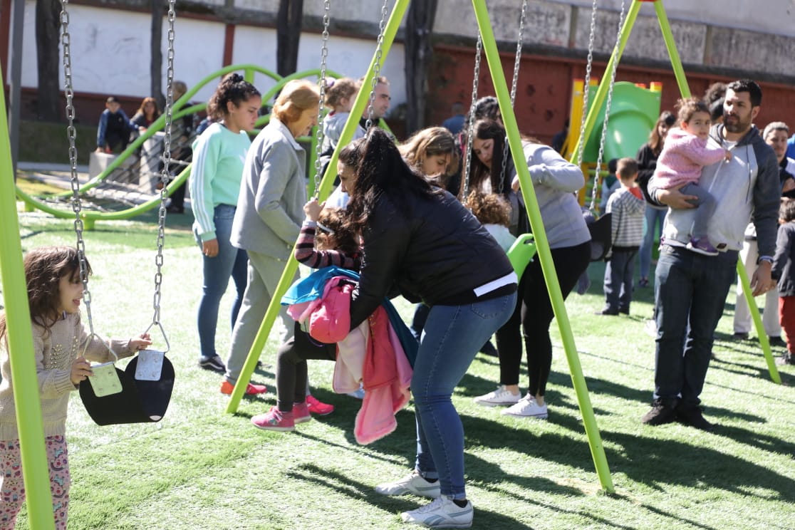 Ferraresi inauguró una plaza y un playón deportivo en el Barrio de la carne