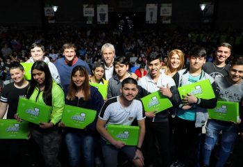 Avellaneda Conectada: Ferraresi entregó 900 tablets a estudiantes de secundarias públicas