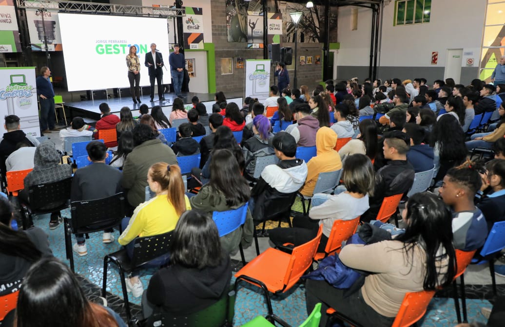 Avellaneda Conectada: Ferraresi entregó 900 tablets a estudiantes de secundarias públicas