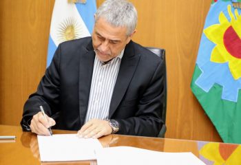 Ferraresi firmó un protocolo para casos de violencia de género de personas vinculadas al municipio