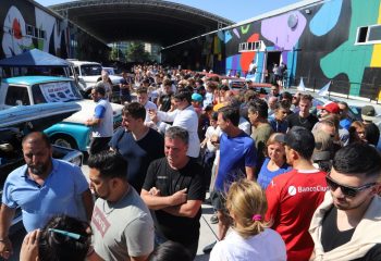Una multitud en la primera exposición de autos clásicos de Avellaneda