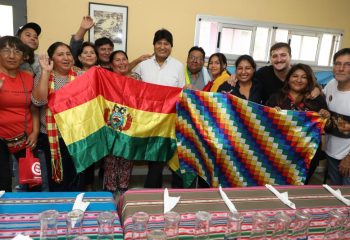 Evo Morales visitó la Isla Maciel y lo recibió una multitud de miembros de la comunidad boliviana de Avellaneda