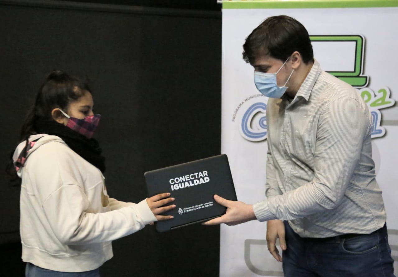 Comenzó la entrega de netbooks a estudiantes de escuelas secundarias de Avellaneda