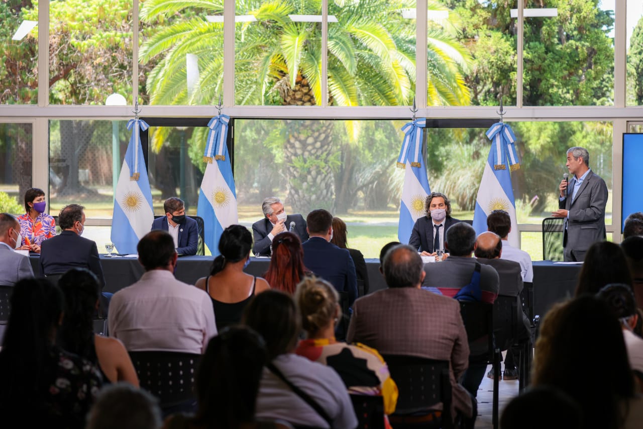 El intendente Chornobroff firmó un convenio con el Presidente Fernández para la construcción de 300 viviendas