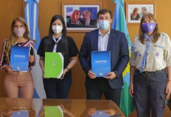 Alejo Chornobroff y Magdalena Sierra firmaron un acuerdo con Scouts de Argentina