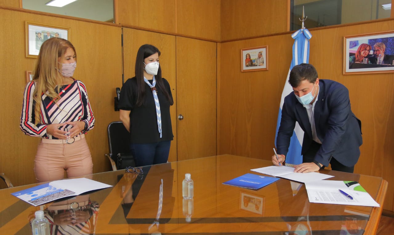Alejo Chornobroff y Magdalena Sierra firmaron un acuerdo con Scouts de Argentina