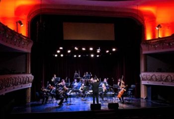 La Orquesta Sinfónica Municipal subió al escenario del Teatro Roma para conmemorar el 169° aniversario de Avellaneda