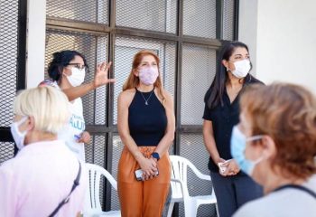 Magdalena Sierra visitó el nuevo vacunatorio de la Casa del Bicentenario