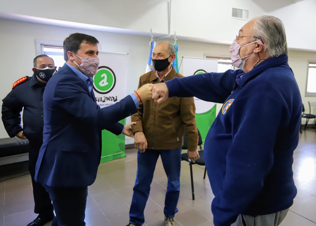 En el Día Nacional de los Bomberos Voluntarios, el intendente Chornobroff entregó subsidios a los cuarteles de Avellaneda