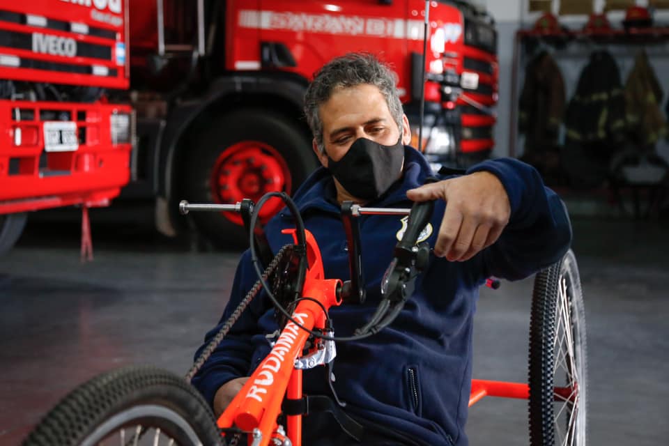 Magdalena Sierra le entregó una bicicleta adaptada a un bombero