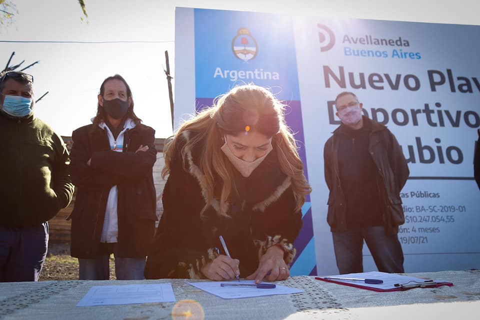 Magdalena Sierra firmó el acta de inicio de obras para el barrio Danubio Azul, de Dock Sud
