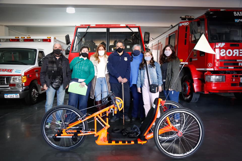 Magdalena Sierra le entregó una bicicleta adaptada a un bombero