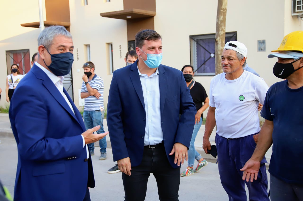 El ministro Ferraresi, junto a Chornobroff y Sierra, entregaron viviendas a familias de Barrio Azul
