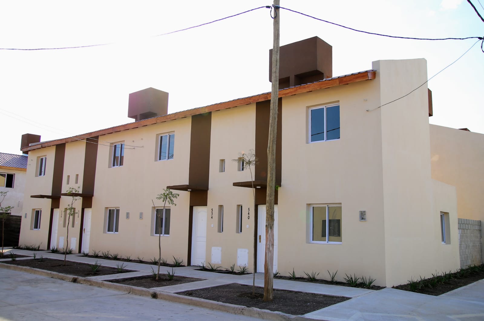 El ministro Ferraresi, junto a Chornobroff y Sierra, entregaron viviendas a familias de Barrio Azul