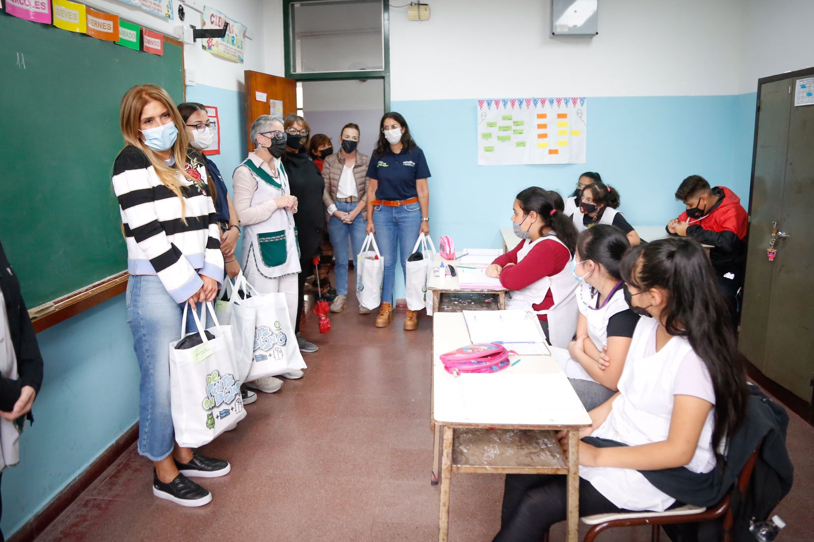 Magdalena Sierra entregó kits escolares en la Escuela Especial N°501