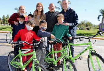 El ministro Ferraresi y Magdalena Sierra entregaron más de 1200 bicicletas a niñxs  de las escuelas públicas de Avellaneda