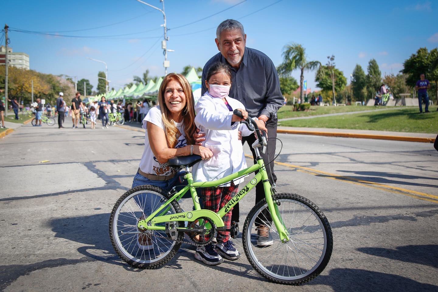 Jorge Ferraresi y Magdalena Sierra entregaron 1800 bicicletas a alumnxs de escuelas públicas de Avellaneda