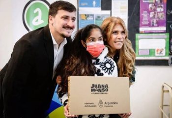 Alejo Chornobroff y Magdalena Sierra entregaron netbooks en la Secundaria N° 35 de Wilde