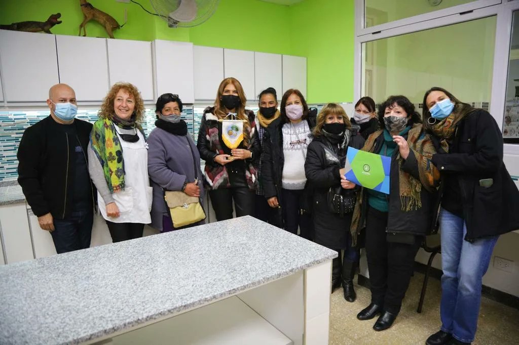 Magdalena Sierra realizó una nueva entrega de subsidios en escuelas locales