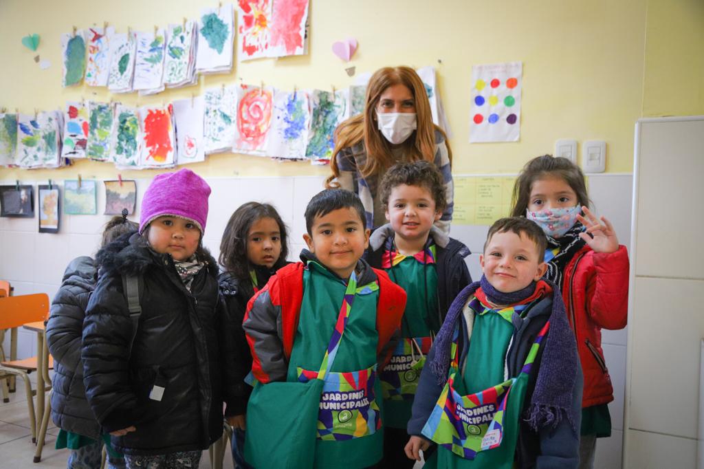 Magdalena Sierra realizó una nueva entrega de subsidios en escuelas locales