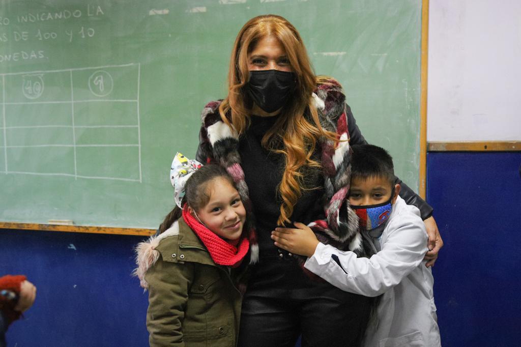 Magdalena Sierra realizó una nueva entrega de subsidios en escuelas locales