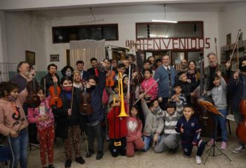 Tristán Bauer y Alejo Chornobroff visitaron la orquesta La Pandilla de Isla Maciel