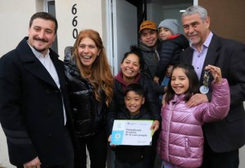 Jorge Ferraresi, Alejo Chornobroff y Magdalena Sierra entregaron viviendas en Avellaneda