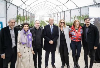 Ferraresi e Insaurralde participaron de la inauguración del invernadero “Azucena Villaflor” en Villa Domínico