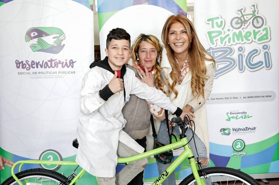 Magdalena Sierra entregó bicicletas en las escuelas especiales