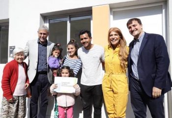 Jorge Ferraresi, Alejo Chornobroff y Magdalena Sierra entregaron viviendas en Villa Tranquila