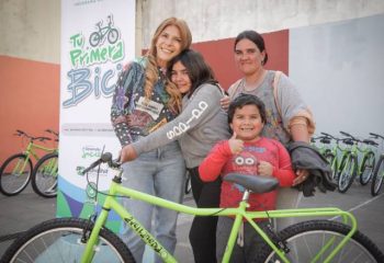Magdalena Sierra entregó bicicletas en las escuelas especiales
