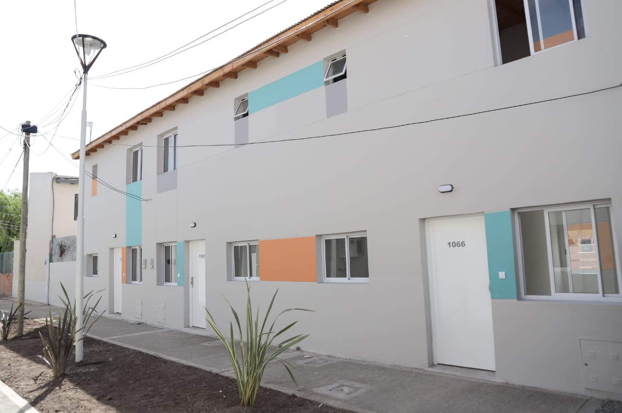 El intendente Ferraresi y el ministro Maggiotti entregaron viviendas en Villa Tranquila