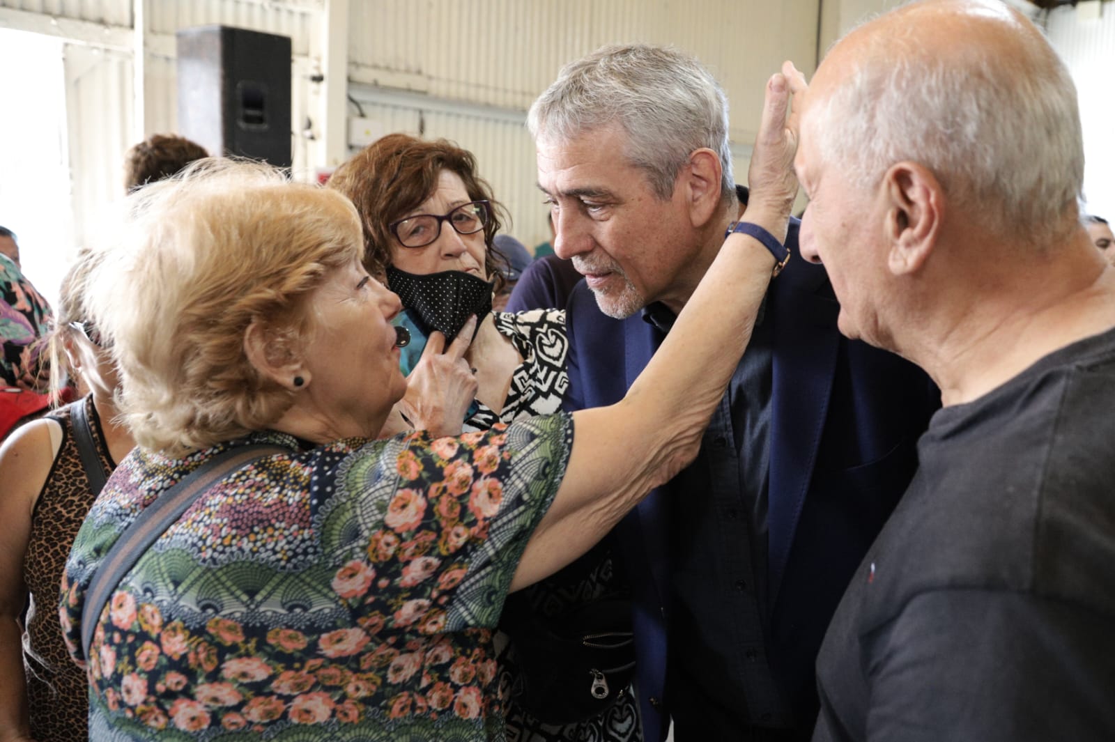 Ferraresi y el presidente del ENACOM entregaron 1500 tablets a adultxs mayores de Avellaneda