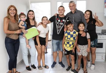 Ferraresi entregó nuevas viviendas para familias de Isla Maciel