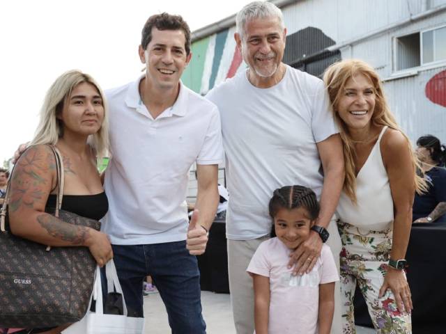 Ferraresi y Wado de Pedro entregaron equipamiento urbano, kits escolares e inauguraron obras en un club