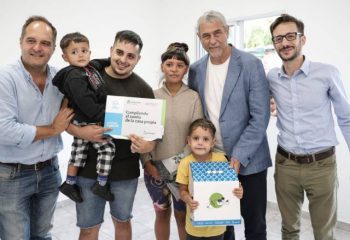 Jorge Ferraresi, Santiago Maggiotti y Agustín Simone entregaron viviendas en Villa Tranquila