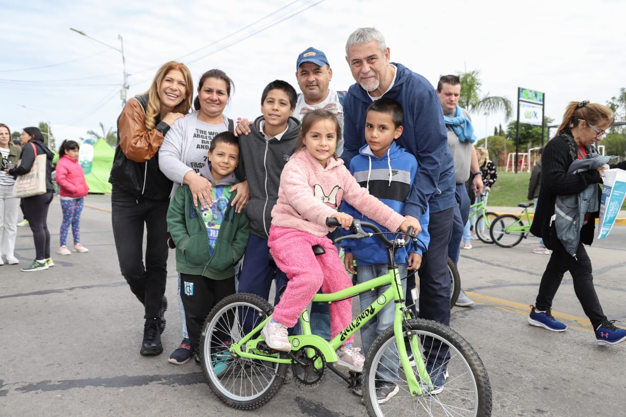 Por el programa municipal «Tu primera bici», 1500 chicos y chicas de Avellaneda recibieron sus rodados