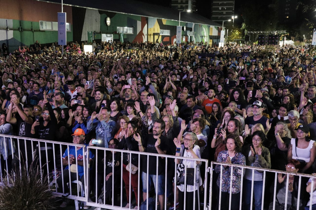 Una multitud presenció el concierto Nuestra Orilla en el 171° aniversario de Avellaneda