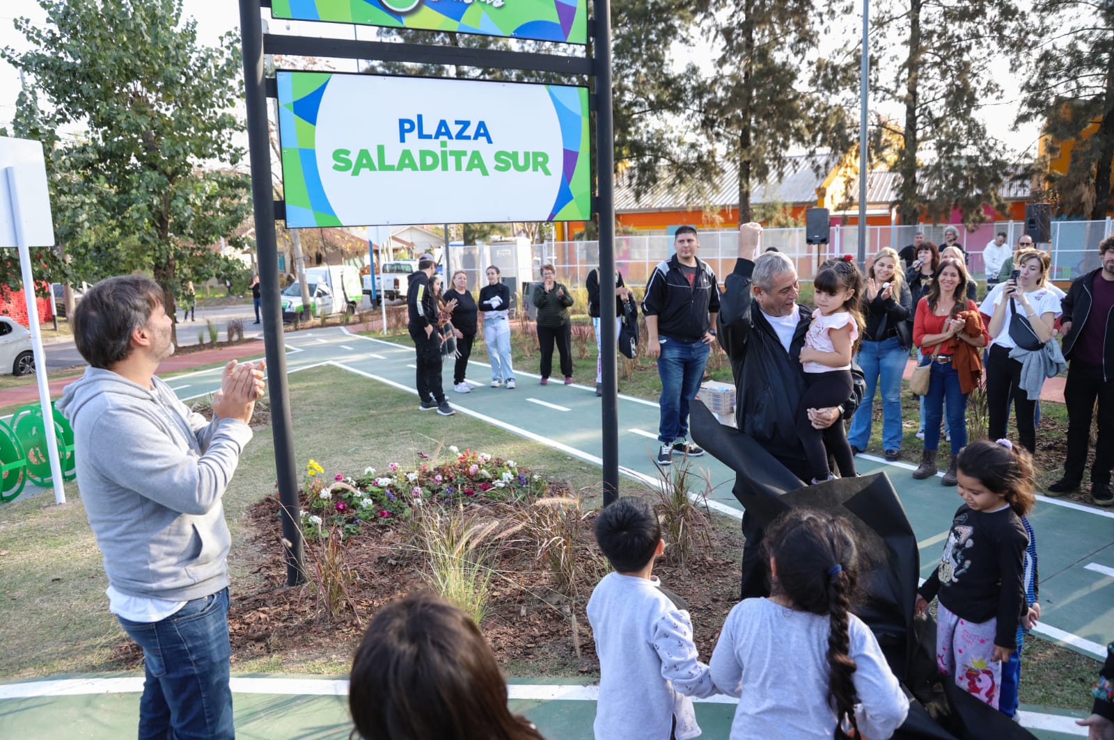 Ferraresi inauguró dos plazas y un centro de monitoreo en Sarandí
