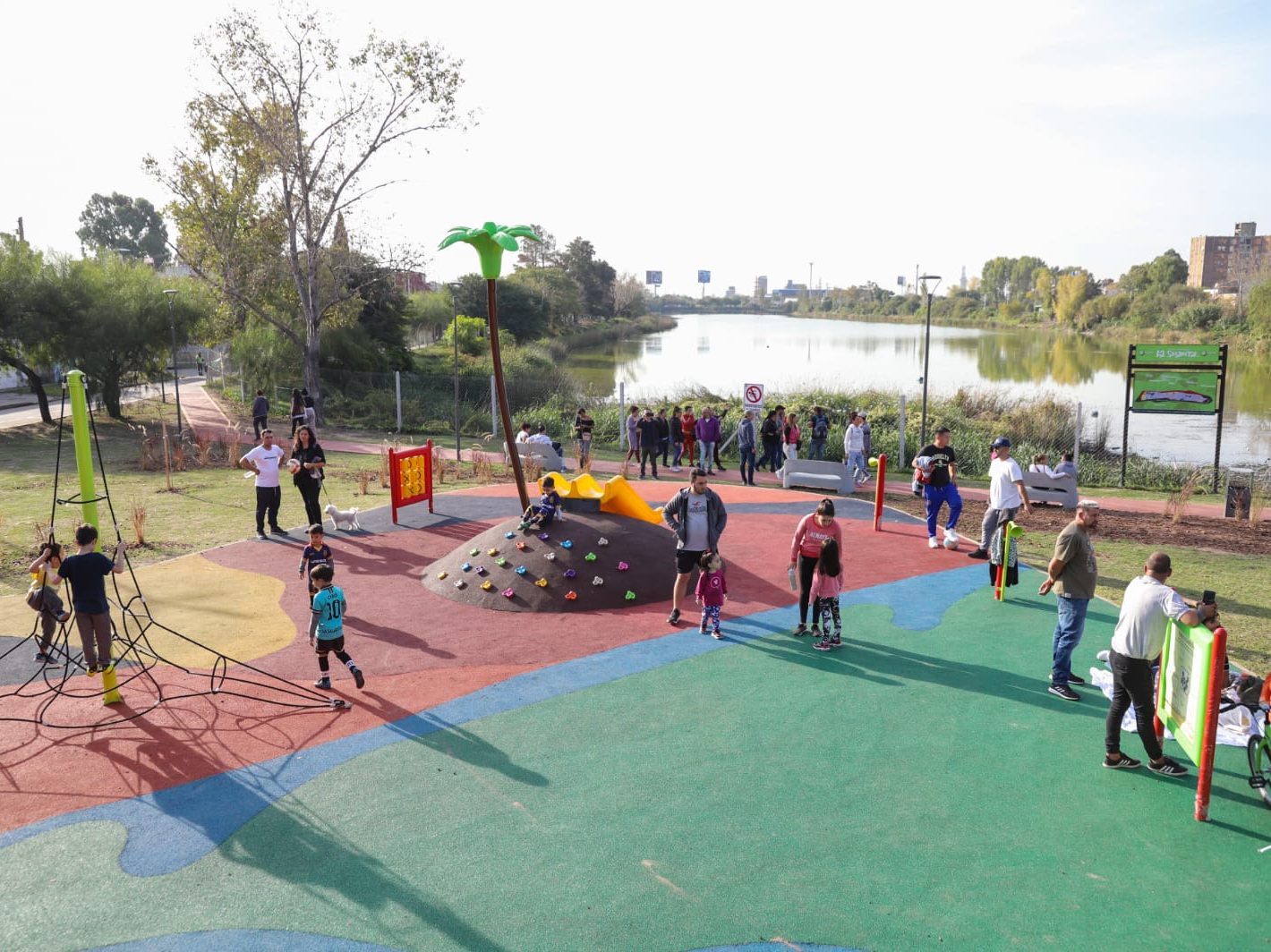 Ferraresi inauguró dos plazas y un centro de monitoreo en Sarandí