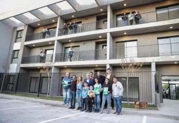 El intendente Ferraresi entregó más viviendas a vecinos y vecinas de Avellaneda